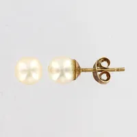 Ett par örhängen med pärla, Ø6mm, 18K Vikt: 1,3 g