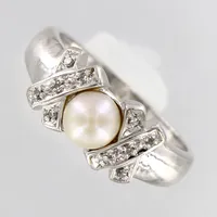 Ring, vitguld med pärla och diamanter 10xca0,01ct, stl 16½, bredd 2-7mm, CGH, 18K Vikt: 4,2 g