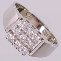 Klackring med diamanter ca 0,40ctv enligt gravyr, stl 16¾, bredd ca 3-8mm, vitguld. 18K  Vikt: 4,7 g