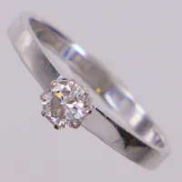 Ring med diamant 1xca0,23ct, stl 16¼, bredd ca 2-4mm, vitguld. 18K  Vikt: 2,5 g