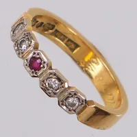 Ring med rubin och diamanter 4x ca 0,03ct, stl 16¾, bredd ca 3,5mm, gravyr, Örneus Guldsmeds Ab O Stockholm 1971. 18K  Vikt: 3,7 g