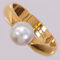 Ring med odlad pärla Ø6,7mm, stl 17, bredd 3,6mm. 18K  Vikt: 4,4 g