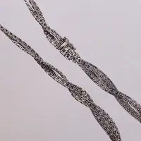 Collier tvinnat, längd 45cm, bredd 8,3mm, skadat i länken, importstämplat 830/1000 silver Vikt: 26,5 g