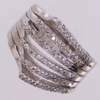 Ring med slipade diamanter ca 0,40ctv, mjölkiga, flertal inneslutningar, stl 18½, bredd 15mm, vitguld 18K Vikt: 6,9 g