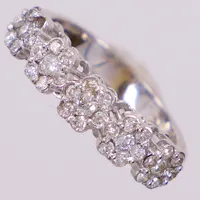 Ring med briljantslipade diamanter, blandad kvalitet, ca 0,75ctv, stl 17¾, bredd 5,3mm, NIMA, vitguld 18K Vikt: 4,2 g