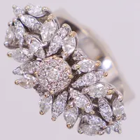 Ring med olikslipade diamanter, blandad kvalitet, ca 0,50ctv, stl 17½, bredd 13,2mm, vitguld 18K Vikt: 8,9 g
