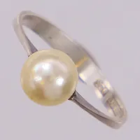 Ring med imiterad pärla, stl 16, bredd 2,5-6,5mm. 925/1000 silver Vikt: 1,2 g
