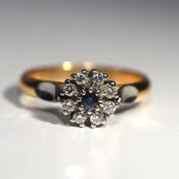 Ring med diamanter 0,16ct/safir, Ø 18 mm, bredd 8,4 mm, 18K Vikt: 3,7 g