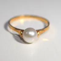 Ring med pärla, Ø 17½ mm, bredd 6,5 mm, 18K Vikt: 1,4 g