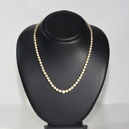 Pärlcollier doserat med guldlås och diamanter, längd 47 cm, bredd 3,6-6,9 mm, 18K Vikt: 12,9 g