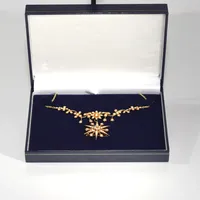 Collier med brosch med pärlor med säkerhetskedja, längd 42/3,5 cm, bredd 7-33 mm, ojämn nål lös i låset, otagbar brosch 18K Vikt: 17,7 g