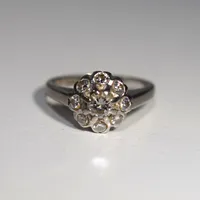 Ring vitguld med diamanter 0,54ct , Ø 14¼, bredd 8 mm, 18K  Vikt: 3,6 g