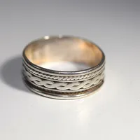 Ring mönstrad, Ø 19½, , bredd 7,4 mm, ojämn, silver 925/1000 Vikt: 3,2 g