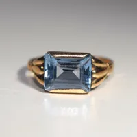 Ring med blå sten, Ø 18 mm, bredd 9,5 mm, sliten sten, 18K Vikt: 3,2 g