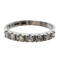 Ring, 18K vitguld, Diamanter 7 x 0,04ct, graverad 0,28 på insidan av skenan, tillverkarstämpel ANAB Uppsala, Ø17¼ mm, bredd 2,3 mm, fint skick Vikt: 2,2 g