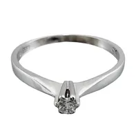 Ring, 18K vitguld, Diamant 0,06ct - stämplat på insidan av skenan, svensk kontrollstämpel, Ø17½ mm, bredd 2-3 mm, två klor med slitage - kortare än övriga Vikt: 1,9 g
