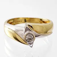 Ring, 18K guld, tvåfärgad modell, Diamant 0,10ct, oidentifierad tillverkare, Ø17½ mm, bredd 2,7 - 9 mm, fint skick Vikt: 6,7 g