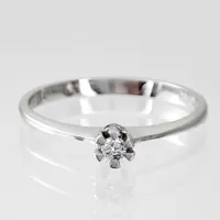 Ring, 18K vitguld, Diamant 0,04ct - stämplat på insidan av skenan, svensk kontrollstämpel, Ø15¾ mm, bredd 0,8 - 3 mm, fint skick Vikt: 1,3 g