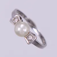 Ring med odlad pärla Ø6mm och diamanter ca 2x0,06ct, vitguld, stl: ca 18¾, 18K Vikt: 3,6 g