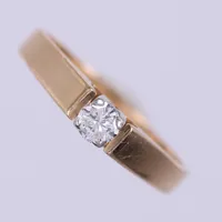 Ring med diamant, 1x 0,15ct enligt gravyr, ca W(H)/P, JP Petterssons Eftr Juvelerar Ab år 1967, stl 16½, bredd ca 2,3-3,4mm, nagg på sten, 18K 2,9g Vikt: 2,9 g
