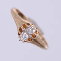 Ring med diamanter, 2x ca 0,15ct, ca W(H)/P, stl 17½, bredd ca 1,6-7,9mm, nagg på sten, 18K  3,0g Vikt: 3 g