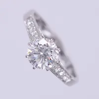 Ring med diamanter, 1 x ca 1,00ct W-Tcr (H-I) / SI2, sidostenar 8 x ca 0,02ct, stl 16½, bredd ca 1,9-7,1mm, vitguld 18K 2,7g Vikt: 2,7 g