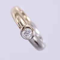 Ring med diamant 1x0,16ct enligt gravyr, stl 17¼, bredd 3,3-5,7mm, vitguld och guld 14K 5,3g Vikt: 5,3 g