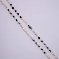 Pärlcollier, 111st odlade pärlor, Ø ca 6,5-7mm, längd ca 94cm, flera pärlor saknar lyster, en del med skador, i behov av omträdning, lås med blå stenar i vitguld 14K  Vikt: 0 g