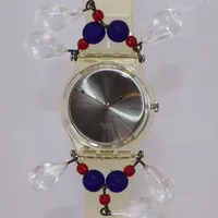 Armbandsur, Swatch "Chandelier", Ø 35mm, med detaljer av glas, armband av plast, i träbox med ställning av gjutet klarglas Vikt: 0 g