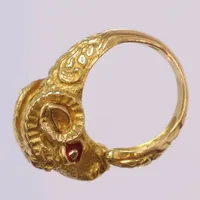 Ring med dekor av bockhuvud, detaljer i röd emalj, stl 17½, bredd 3-12mm, 18K Vikt: 14,8 g