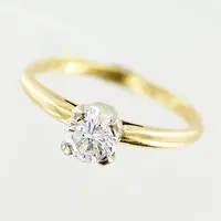 Ring, briljantslipad diamant ca 0,50ct TW (F-G) / VS, stl 16, bredd 1,5-5mm, infattning i vitguld, skena i gulguld, gravyr, 18K Vikt: 2 g
