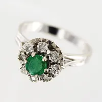 Ring stl 17, diamanter 8 x ca 0,01ct, 8/8-slipade, smaragd med slitage, bredd 2,5-10mm, svensk importstämpel, vitguld 18K. Vikt: 4 g