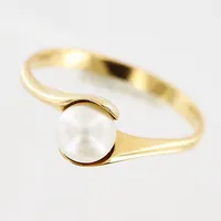 Ring, odlad pärla Ø5mm, stl 16¾, bredd 2-6mm, 18K.  Vikt: 2 g