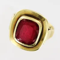 Ring, röd sten, stl 16½, bredd 3-17mm, slitage på sten, 14K.  Vikt: 6,8 g