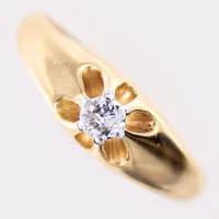 Ring med diamant 1xca0,15ct enligt gravyr, ca W(H)/P, stl 18¾, bredd: 1,9-6,6mm, år: 1949, 18K Vikt: 3,8 g