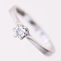 Ring med diamant ca 0,14ct, enligt gravyr, stl 16¾, bredd 2mm, vitguld, 18K Vikt: 2,7 g