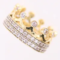 Ring, krona med vita stenar, stl 15½, bredd: 9,1mm, 18K  Vikt: 4,7 g