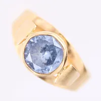 Ring med blå sten, stl 17, bredd ca 4-9mm, något skev, Styletta Guldvaruaktiebolaget, ca år 1970, 18K Vikt: 2,4 g