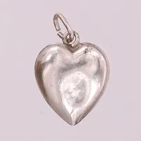 Hänge i form av ett hjärta, 18x13mm ink ögla, buckligt, silver.  Vikt: 0,9 g