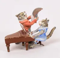 Figurgrupp, Wienerbronsliknande, musicerande katter, höjd 25mm, 1900-talets början, emaljbortfall.  Vikt: 0 g