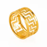 Thai: ring i 23K guld med ett genombrutet, glitterslipat mönster. Den är 11,8 mm bred, är i storlek c:a 19½ och väger 7,6g (½ baht / 2 slung). Stämplad 96,5%.