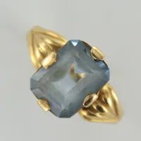 Ring med blå sten, stl 17 mm, bredd 2-12 mm, sliten sten, 18K 3,1g 