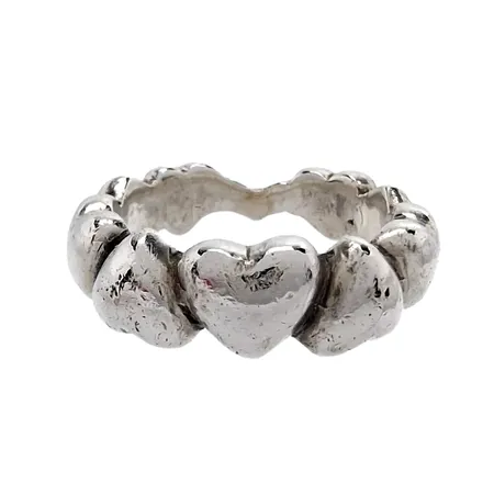 Ring Hjärtan, silver 925/1000, tillverkarstämpel SØREN, Ø16¾ mm, bredd 5,5-7,5 mm, fint skick  Vikt: 7,8 g