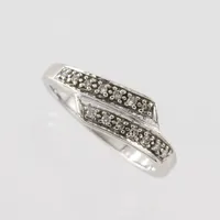 Ring med diamanter, Guldfynd AB, storlek 17 mm, bredd 2.1-6.4 mm, 18 k vitguld. Vikt: 3,7 g