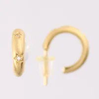 Ett par örhängen med stjärndekor och diamanter 4x ca0,01ct, Ø12,4mm, bredd 3,1mm, snurrebussar i plast, 18K Vikt: 3,7 g