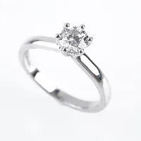 Ring  med diamant 0,66ct W/si, stl:18 (56), vitguld, nytillverkad Vikt: 4,1 g