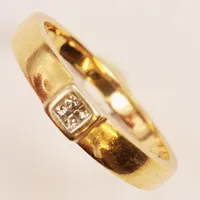Ring med prinsesslipade diamanter 4x ca 0,03ct, Ø19, bredd: 2mm, GHA, 18K 4,7g.