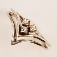 2 Ringar, diamanter 3x ca 0,03ct, Ø16¼, bredd:9mm, gravyr, vitguld 18K 3,7g.