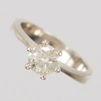 Ring stl 17, bredd 1,7-7mm, diamant 1x 0,94ct enligt gravyr, Piké, sprickor/ inneslutningar som når ytan, vitguld, 14K Vikt: 4 g