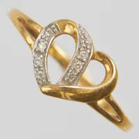 Ring, hjärta med diamanter 4xca0,005ct, Ø18, GHA, bredd:1,5-8,5mm, 18K. Vikt: 1,8 g
